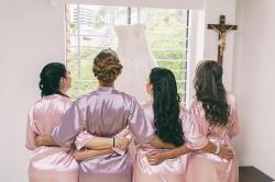 novia y damas de honor, amigas de la novia , contemplando el vestido, tres damas una novia, vestido colgado en la ventana, amigas de la novia, abrazo de amigas , boda, matrimonio, casamiento