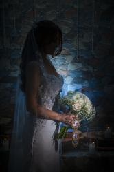novia de perfil, novia con yugo, arreglo de la novia, silueta de novia, novia con rosas blancas, novia con fondo azul, novia en contra luz, perfil de la novia, boda casamiento , matrimonio