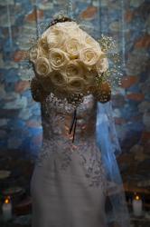 novia de frente , novia con yugo, arreglo de la novia, silueta de novia, novia con rosas blancas, novia con fondo azul boda casamiento , matrimonio